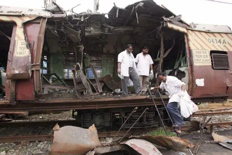 187人が死亡したムンバイ列車爆破事件で、裁判所は12人の男を無罪とした。