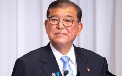 日本の首相、選挙大失敗後も留任
