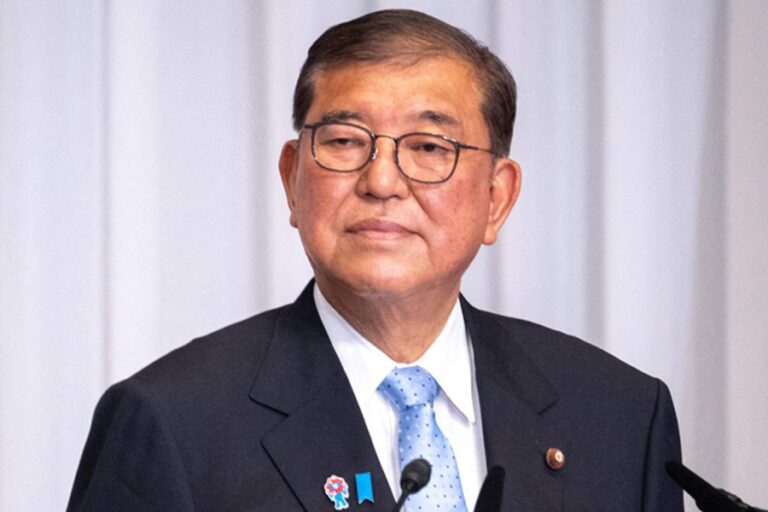 日本の首相、選挙大失敗後も留任