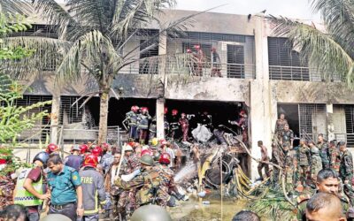 ジェット機が学校に墜落、20人死亡、171人負傷