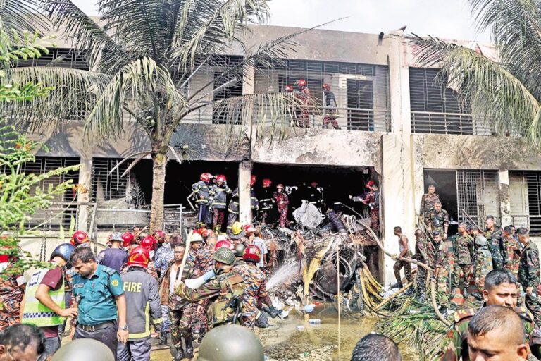 ジェット機が学校に墜落、20人死亡、171人負傷