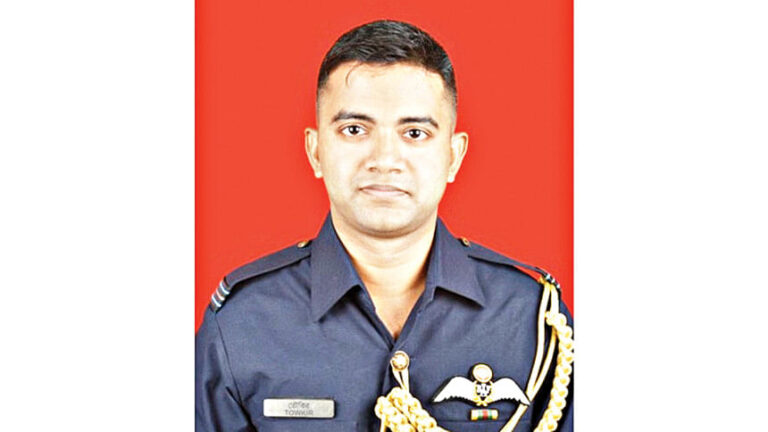 トウキル氏は飛行機を人口密集地から遠ざけようとした：ISPR
