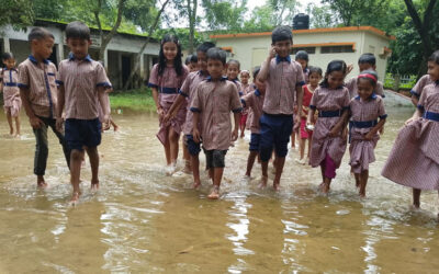 学校が浸水したまま、生徒たちは苦戦