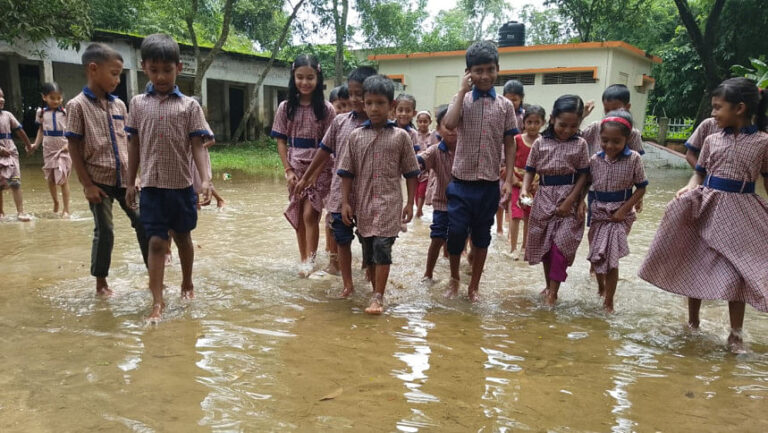 学校が浸水したまま、生徒たちは苦戦