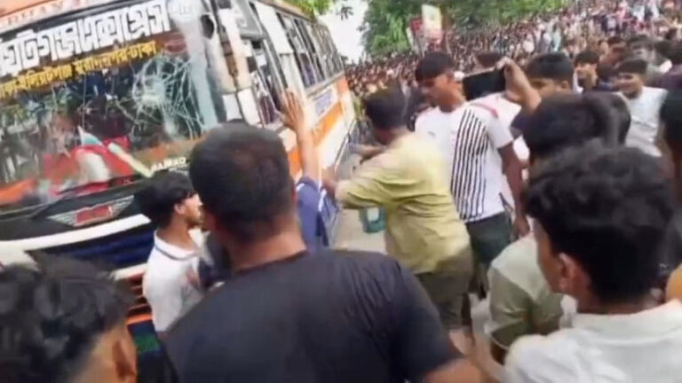 クミラのサッカー試合でバスが観客に突っ込み1人死亡