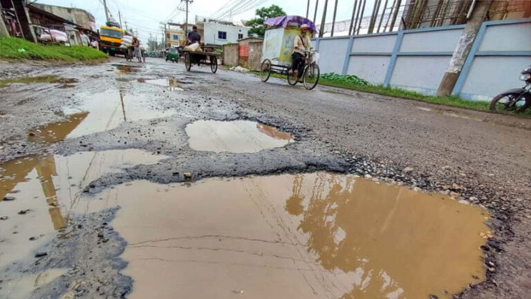 パブナの道路補修工事、890万タカが数日で流される