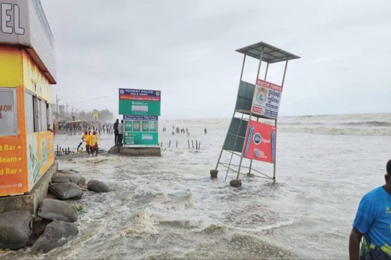 コックスバザールの海岸線を荒廃させる潮汐による浸食
