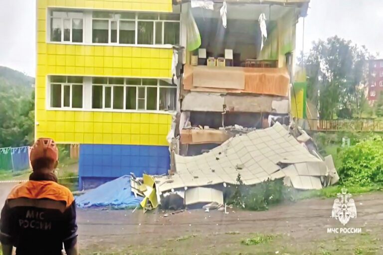 ロシア沖で強い地震、太平洋で津波発生
