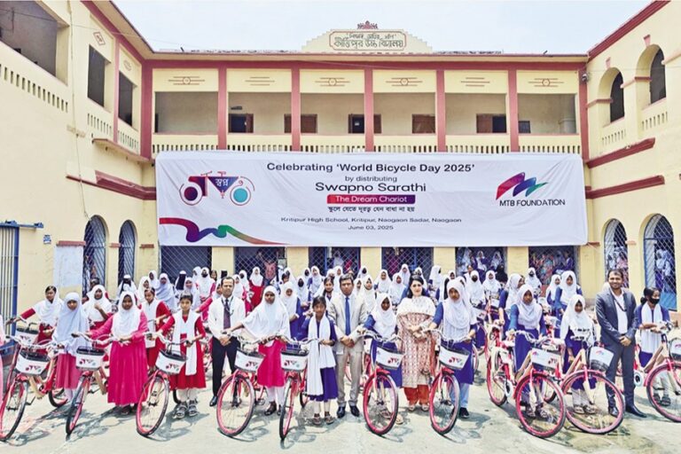 MTB財団が「Swapno Sarathi」自転車を女子学生に配布