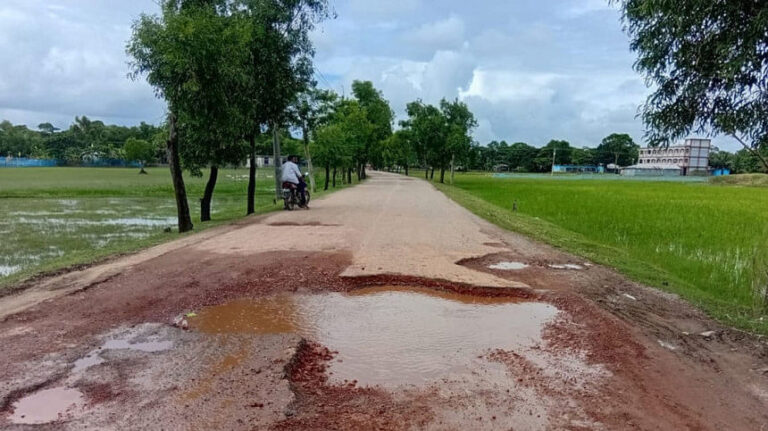 バルグナのアマタリ-タルタリ道路は穴だらけ