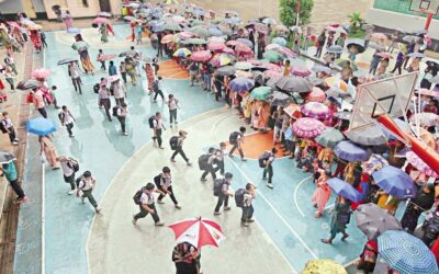 容赦ないモンスーン雨が都市部やその他の地域を麻痺させる