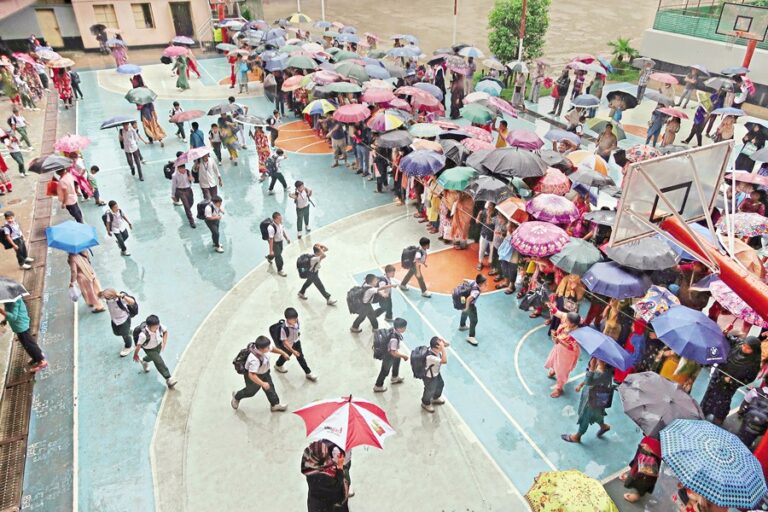 容赦ないモンスーン雨が都市部やその他の地域を麻痺させる