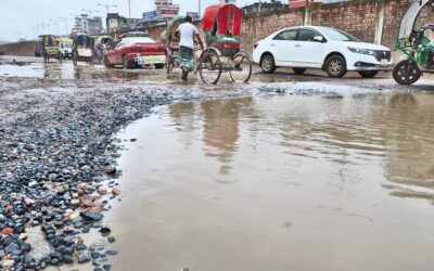 ジャトラバリの水浸しのミール・ハジルバグ新道路を走行する車両