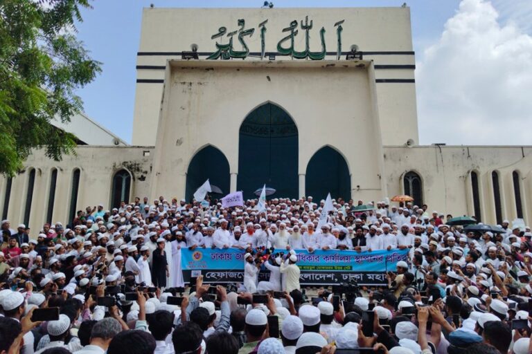 バングラデシュのイスラム教団体「ヘファザト・エ・イスラーム」がバイトゥル・ムカラム国立モスクの北門で集会を開いた。