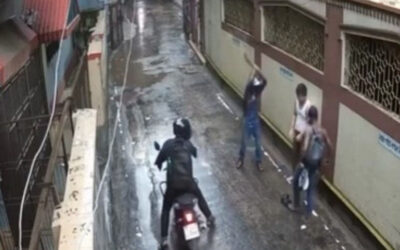 男が強盗に遭い、全裸にされる