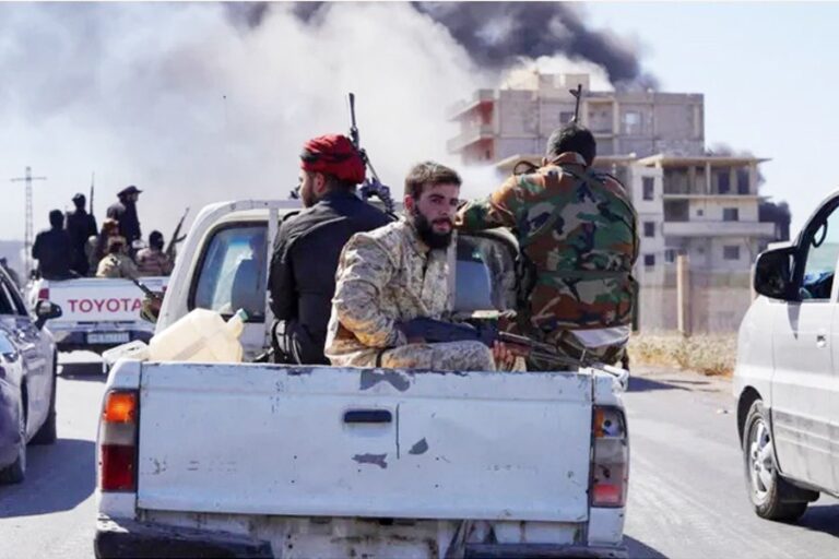 イスラエル、宗派間の衝突後、ドゥルーズ派の都市に進入するシリア軍を爆撃