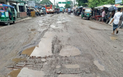 バリシャル高速道路には穴だらけ