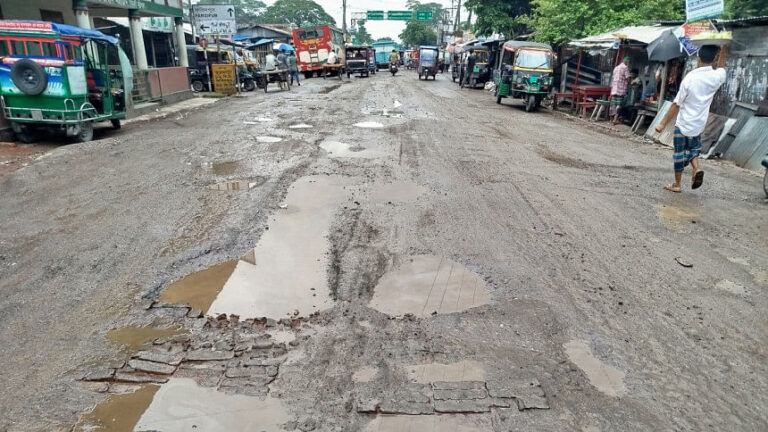 バリシャル高速道路には穴だらけ