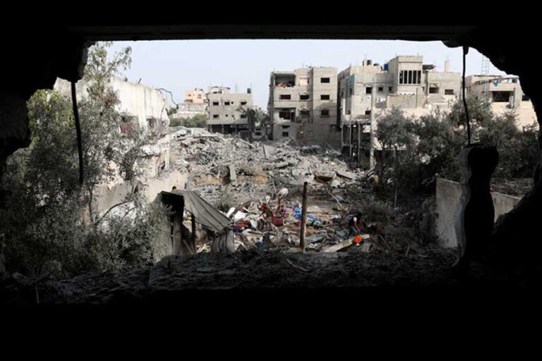 イスラエルの航空機と戦車がガザ地区を激しく攻撃