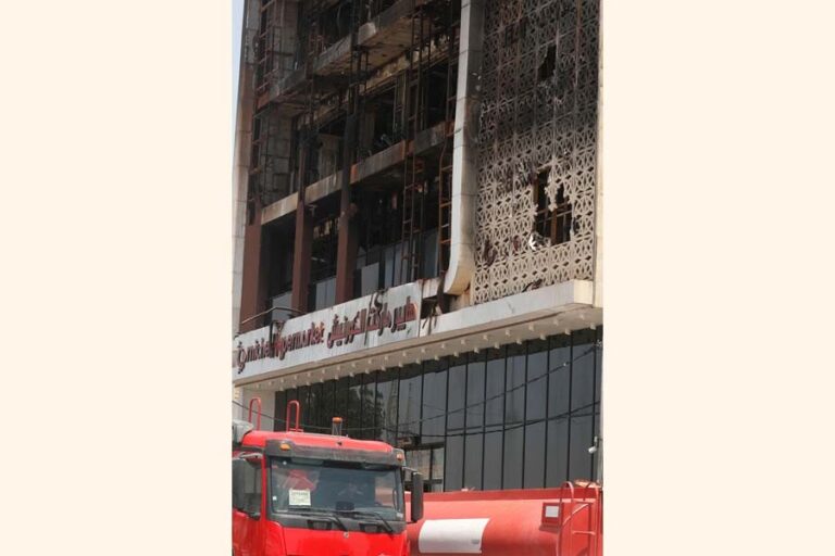イラクのショッピングモール火災で60人以上が死亡
