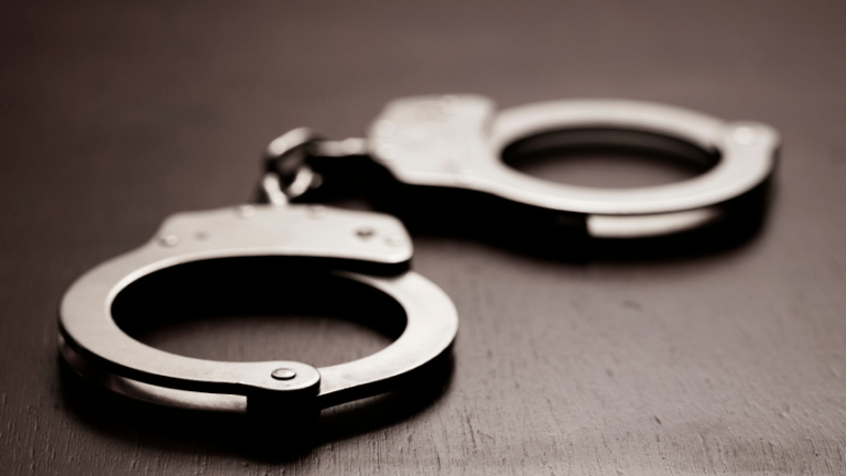 ALの男性たちの「秘密会合」で22人を逮捕