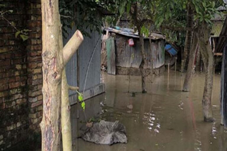 ジャショア洪水で200世帯以上が孤立