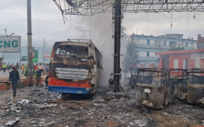 ハビガンジガソリンスタンドで火災、車両12台が焼失