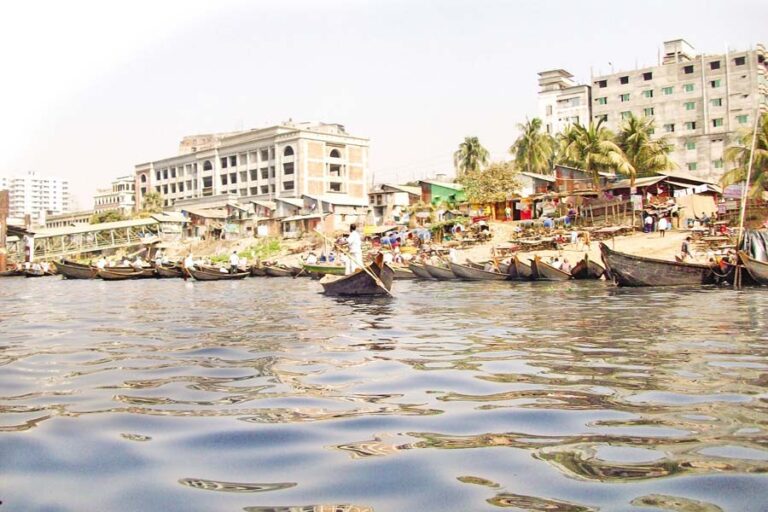 バングラデシュの都市拡大における土地不足、湿地の喪失、そして汚染