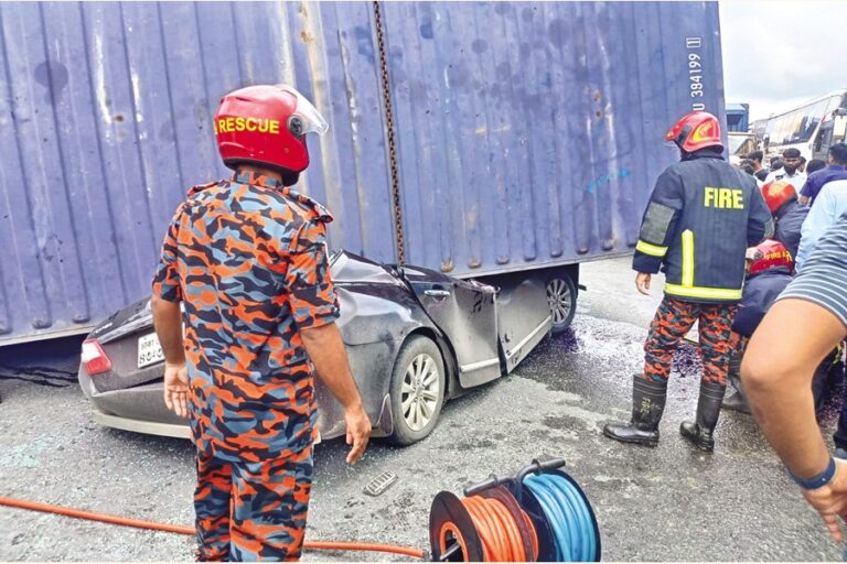 クミラでセメントを積んだトラックが一家4人を死亡