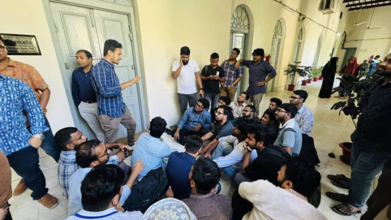 JnUの学生が管理棟を封鎖し投票を要求