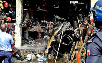 節目の悲劇：ジェット機墜落事故の犠牲者への涙と追悼