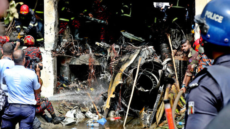 節目の悲劇：ジェット機墜落事故の犠牲者への涙と追悼