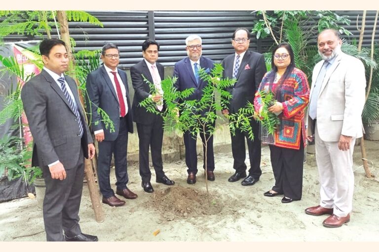 モドゥモティ銀行が7月蜂起を記念して植樹イベントを開催