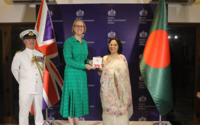 シャヒーン・アナム氏が英国大使から名誉大英帝国勲章を授与される