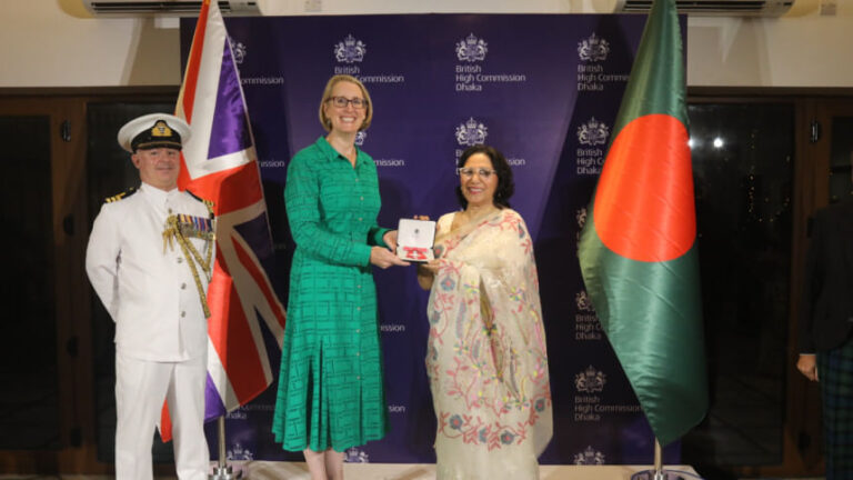 シャヒーン・アナム氏が英国大使から名誉大英帝国勲章を授与される