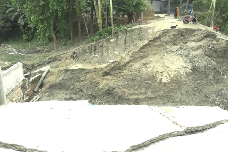 堤防の崩壊で道路通信が遮断