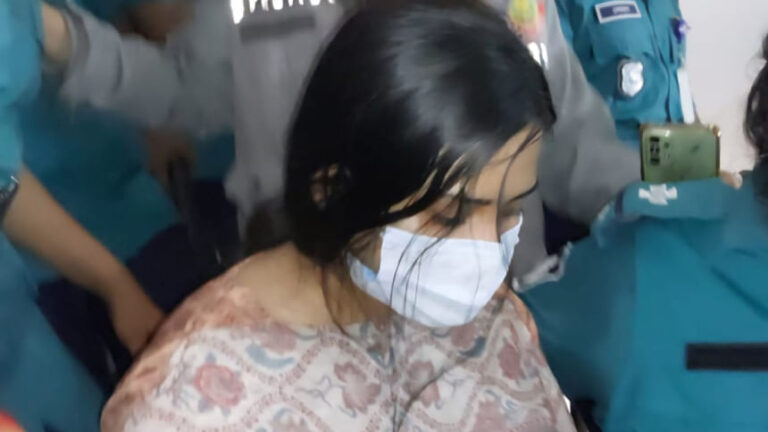 「秘密のAL会合」：サディクル少佐の妻が5日間の拘留処分