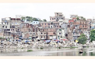ラルバーグのブリガンガ川沿いには、計画性なく建てられた住宅が立ち並んでいる。