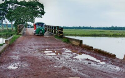 洪水で被災した道路の修復が必要となり、シレットでは人々が苦しんでいる
