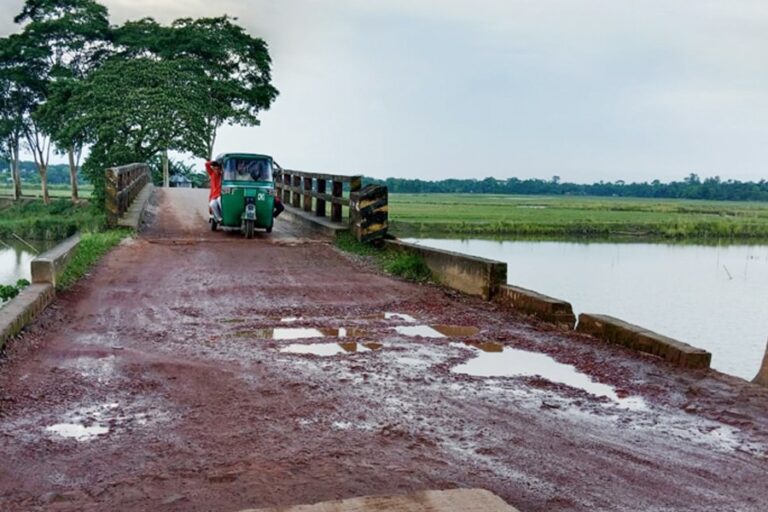 洪水で被災した道路の修復が必要となり、シレットでは人々が苦しんでいる