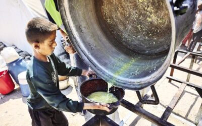 パレスチナの少年がレンズ豆のスープの最後の一滴を受け取る