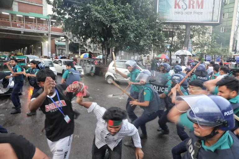 「実際の7月戦闘員」がシャーバグの抗議者を攻撃、警察は両グループに警棒を突きつけた