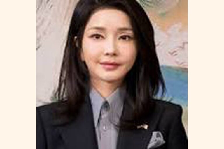 投獄された韓国元大統領の妻が逮捕される
