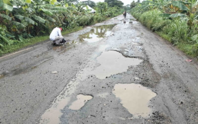 狭く損傷した道路が交通を危険にさらす