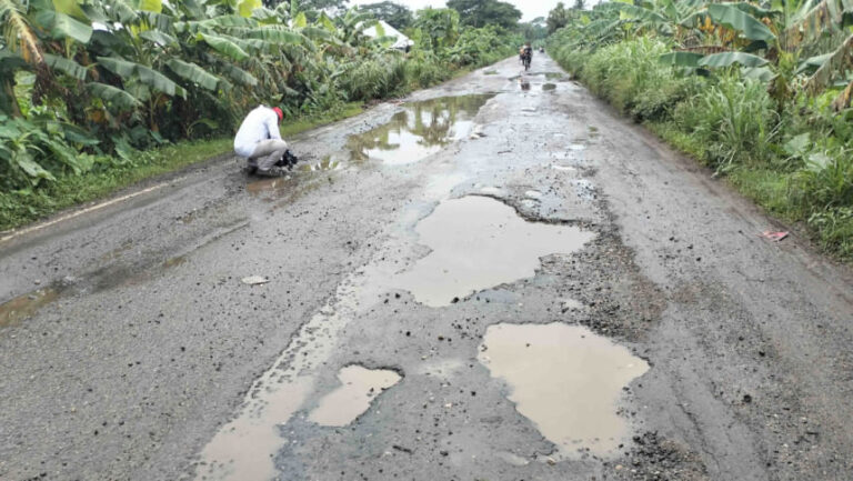 狭く損傷した道路が交通を危険にさらす