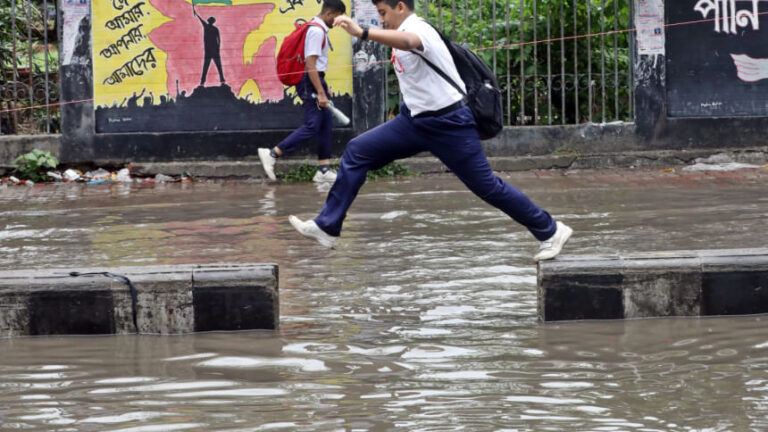 ダッカの雨に対する愛憎関係