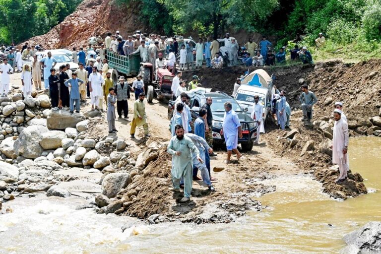 パキスタン北西部の洪水で150人以上が行方不明