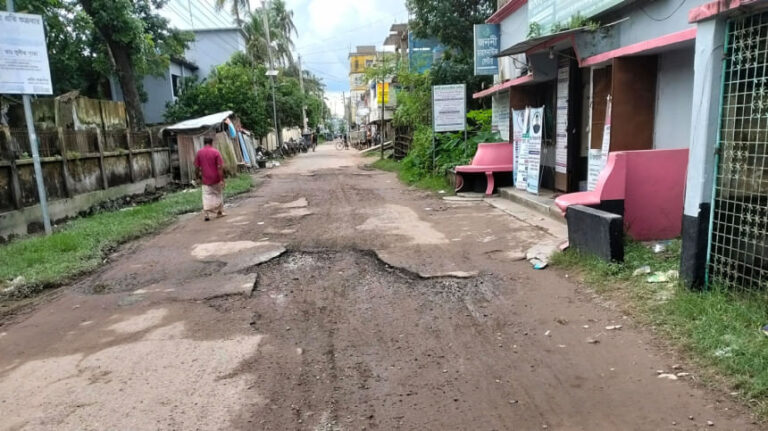 バゲルハットの道路のほとんどは廃墟