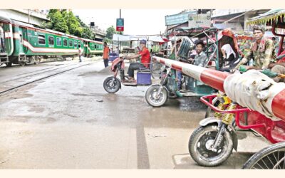 列車が近づくと、バッテリー駆動の人力車の運転手が前進しようとした。