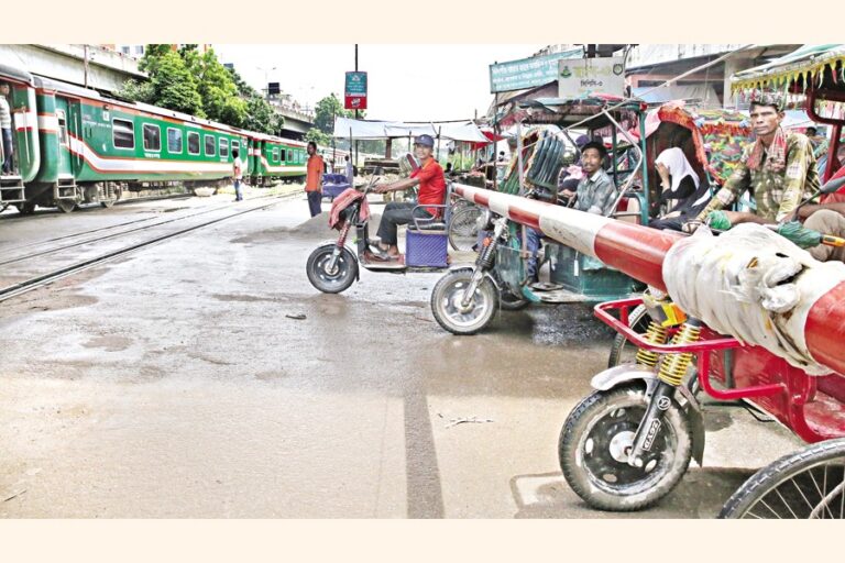 列車が近づくと、バッテリー駆動の人力車の運転手が前進しようとした。